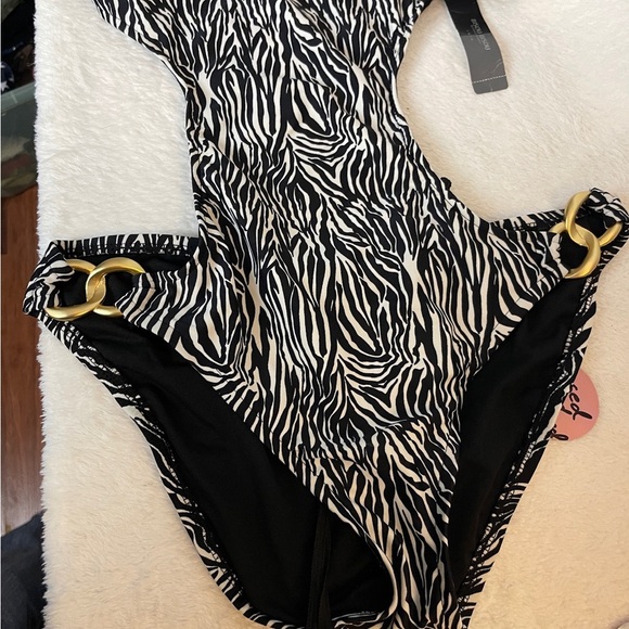 Bisou Bisou Black and White Swimsuit - Picture 4 of 7